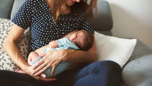 Emzikli Anneler Bebeklerini Emzirirken Abur Cubur Tüketebilir mi